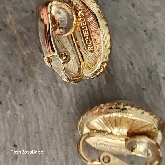 Richelieu Signed Hallmarked Vintage Ornate Gold Tone Faux Pearl Stud Earrings - Picture 5 of 7